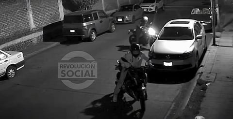 Captan robo de moto en Morelia; ladrones aprovecharon la noche y lo solo de la calle