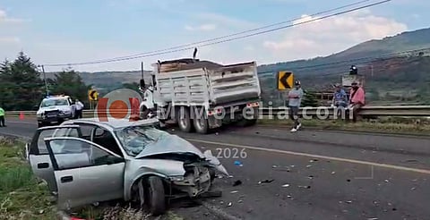 Un automóvil Chevy quedó prensado tras impactarse contra un volteo