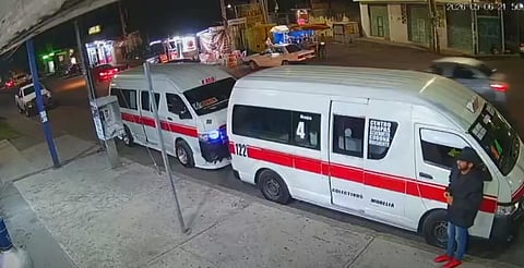 Ladrón aprovecha descuido y se roba celular de una combi en Morelia