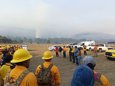 Continúan labores para combatir incendio forestal en el Cerro del Estribo, en Pátzcuaro