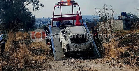 Hallan auto calcinado al norte de Morelia 