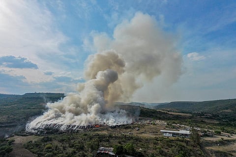 Incendio en basurero de Tarímbaro se intensifica por fuertes vientos y calor