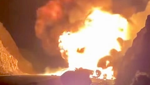 Arde pipa tras choque en la Siglo XXI; cierran tramo carretero