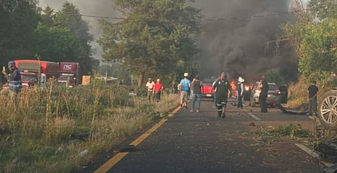 Reportan fuerte accidente en la Morelia–Pátzcuaro; auto termina volcado 