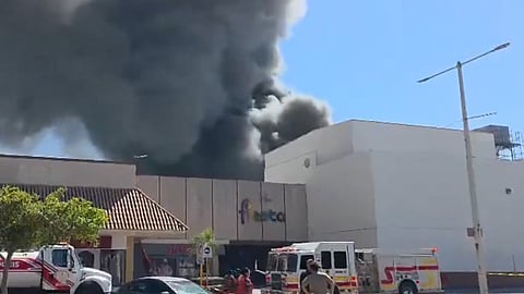 Tragedia en Los Mochis: incendio en Plaza Las Palmas deja 5 muertos y decenas de heridos