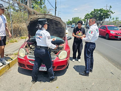 Guardia Civil auxilia a automovilista varado en Periférico de Morelia