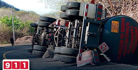 Vuelca autotanque en la Tiripetío-La Eréndira; piden extremar precauciones