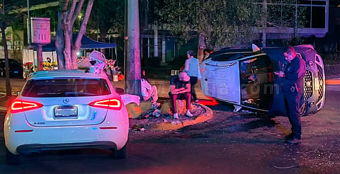 🚨 Mientras dormías: camioneta vuelca tras choque en Camelinas