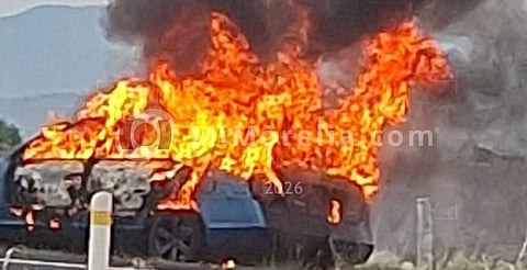 Abandonan vehículo en la México-Guadalajara y termina consumido por el fuego