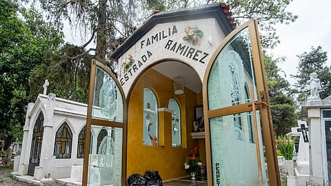 Entre cerveza, música y recuerdos, tres hermanos convierten el panteón en un reencuentro con sus padres