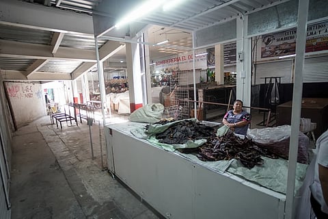 Locatarios concluyen puestos provisionales con el traslado al interior del mercado independencia
