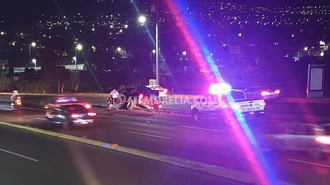 Camioneta termina trepada en camellón del Libramiento Norte de Morelia