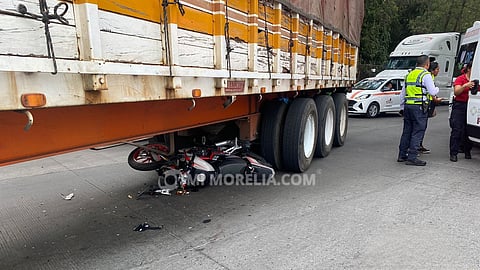 Motociclistas terminan hospitalizados tras impactarse contra tráiler; conductor escapó en Uruapan