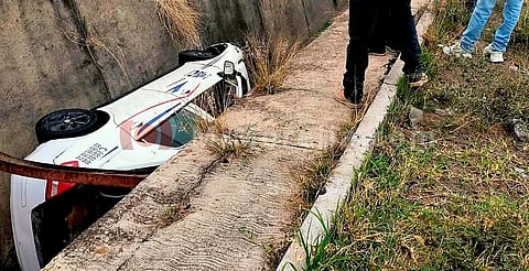 Taxi cae a canal pluvial en Metrópolis II, Tarímbaro