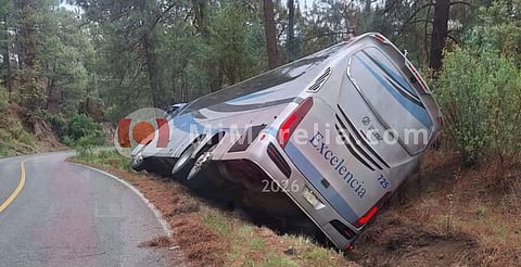 Vuelca autobús de la línea "Excelencia" en la carretera Zinapécuaro - Ciudad Hidalgo