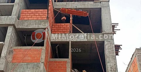 Albañil cae de tres metros de altura y se encaja una varilla, al sur de Morelia