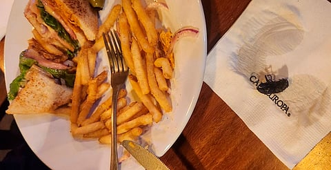 “Había una cucaracha frita”: clienta exhibe a restaurante de Morelia