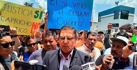 Cobijado por simpatizantes, Ignacio Campos encara a la FGE y se deslinda del homicidio de Manzo