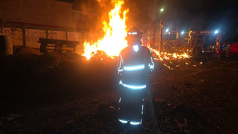 Controlan incendio en pequeña cabaña de la colonia Ana María Gallaga en Morelia 