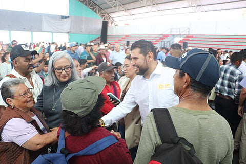 Octavio Ocampo respalda apoyos para canales de riego en Zitácuaro