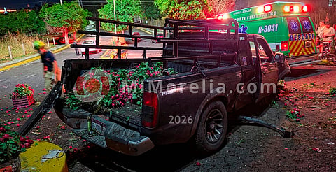 Ladrones pierden control de camioneta robada y huyen tras choque