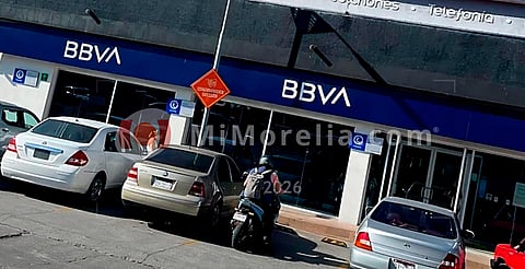 Motociclista armado asalta a varios cuentahabientes dentro de un BBVA en Morelia