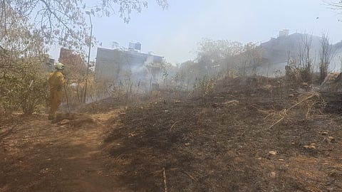 Controlan incendio cercano a viviendas en colonia La Carolina, en Tacámbaro
