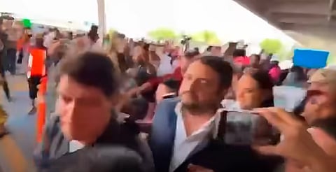 Con pancartas, protestan contra visita de Andy López Beltrán en aeropuerto de Chihuahua 
