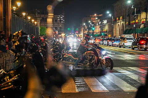 Rugen motores previo a la rodada Don Mundo al pie de la Catedral de Morelia