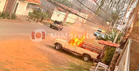 Queman camioneta y realizan disparos frente a restaurante en Uruapan
