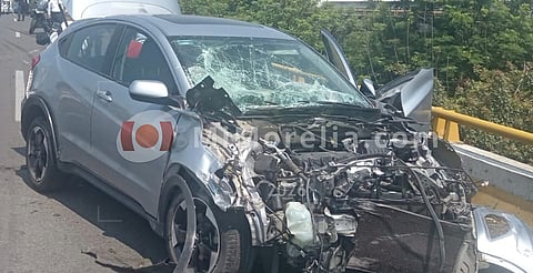 Auto queda destrozado tras chocar contra pipa en el Libramiento Norte de Morelia