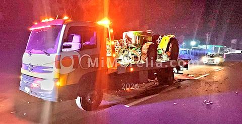 Motociclistas chocan contra tractor en Tancítaro; están graves