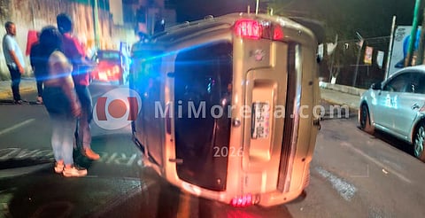 Vuelca camioneta en las faldas del cerro del Punhuato en Morelia
