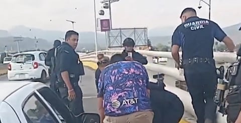 Así fue el resc4te de un joven en el puente “Carlos Manzo” de Uruapan; tenía problemas económicos [VIDEO]