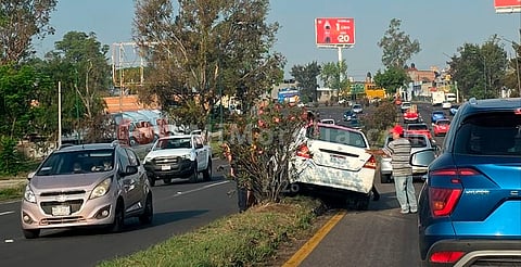 Auto termina sobre el camellón tras accidente en Morelos Norte de Morelia