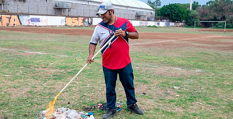 Basura rebasa a encargados de canchas en Tres Puentes; alistan faena de limpieza