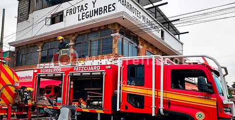 Incendio en tienda de abarrotes moviliza a bomberos en Pátzcuaro