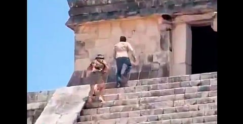 Turistas desafían vigilancia y suben a Kukulkán en Chichén Itzá 