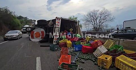 Vuelca camión aguacatero en la Morelia-Pátzcuaro; hay un lesionado