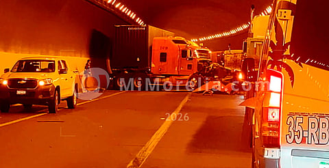 Colisionan dos tráileres dentro de túnel en la autopista Pátzcuaro-Cuitzeo