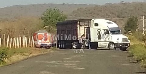 Reportan bloqueo carretero y ponchallantas en Villamar
