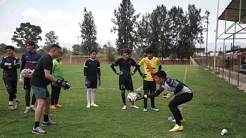 Malagón desata la fiebre futbolera en Morelia con clínica especial para porteros