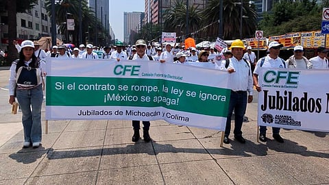 Jubilados de CFE de Michoacán y Colima se unen a la mega marcha por sus derechos