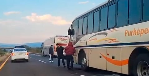 Reportan retención de autobuses por presuntos normalistas en la zona de Tiripetío