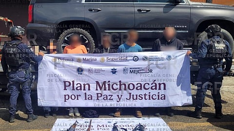  FGR lleva a proceso a cuatro personas detenidas junto con armas de fuego, cartuchos, cargadores y droga