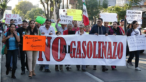Personas mostraron pancartas en mano contra el alza a precios de combustibles (Foto: ACG)