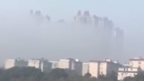 Video: Extraños rascacielos aparecen entre las nubes en China
