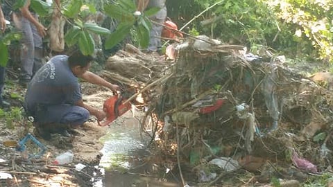 Retiran basura y escombros de varias alcantarillas que estaban tapadas, mientras que el agua y el lodo son sacados de las viviendas