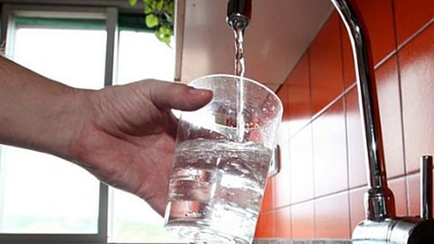 Consumir agua y alimentos contaminados con la bacteria Vibrio cholerae, causa para la enfermedad (Foto: Ilustrativa/alianzasalud.org.mx)  