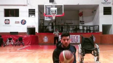 Forma parte de la selección albiceleste de basquet en silla de ruedas (Foto: YouTube)